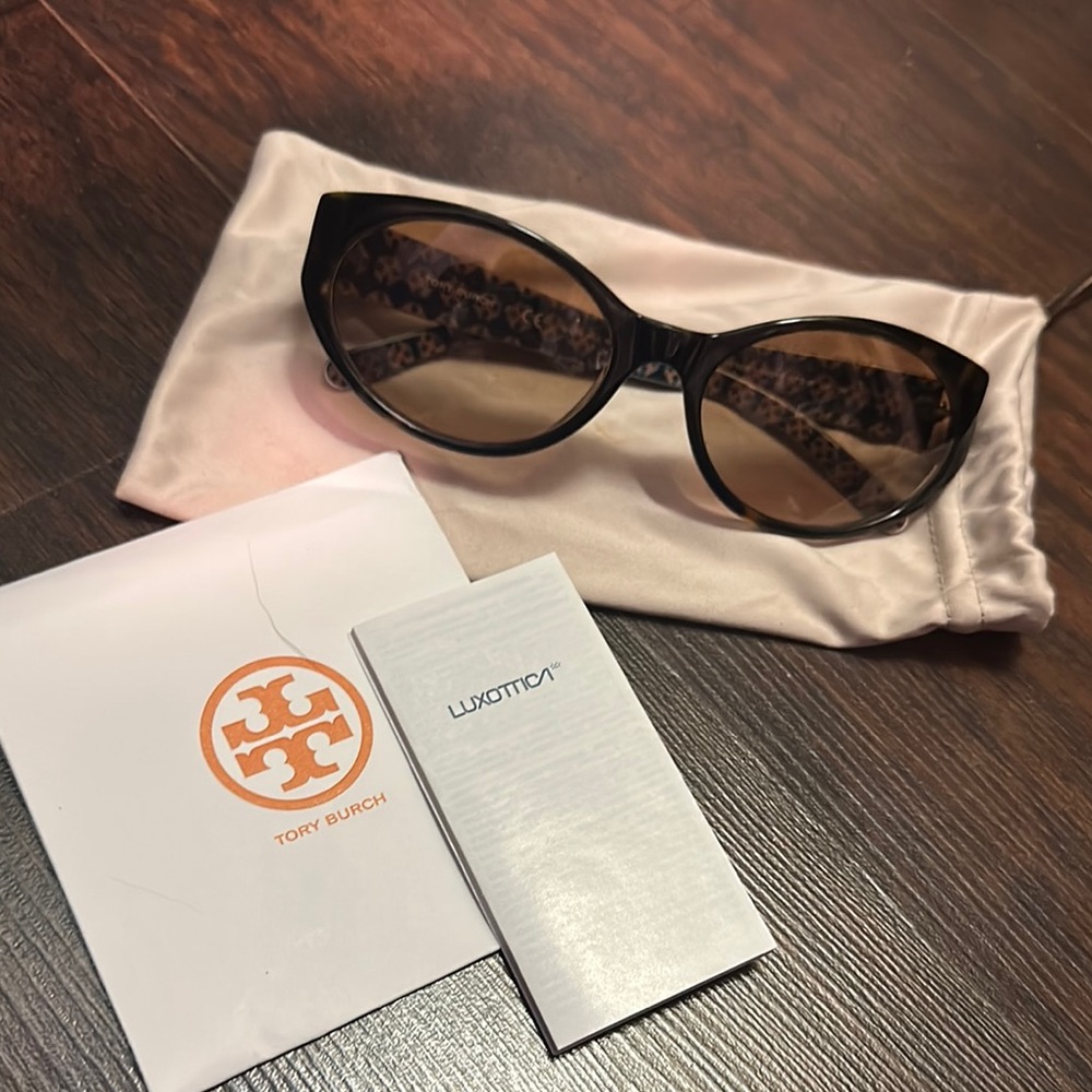 Tory Burch Tortoise oval cat eye Sunglasses